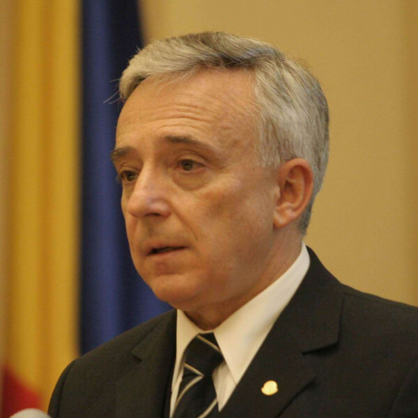 Mugur Isărescu